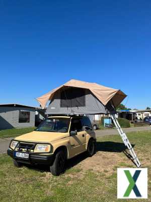 Foto Suzuki Vitara mit Dachzelt und Camping Zubehör