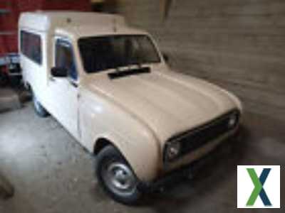 Foto Renault R4-F6 (R4-Kastenwagen) mit Seitenfenstern, beige, überhol