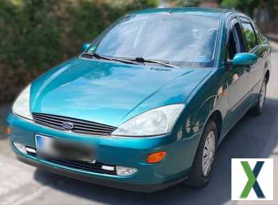 Foto Ford Focus Ghia wenig KM sehr gepflegt. Schönes Anfänger Auto.